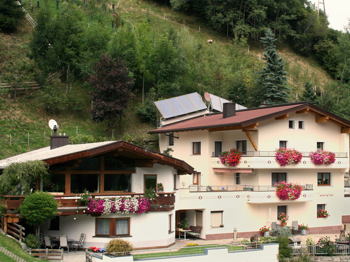 4-Bed Apartment in Landeck, Sleeps 9, 1073, Kappl, Austria