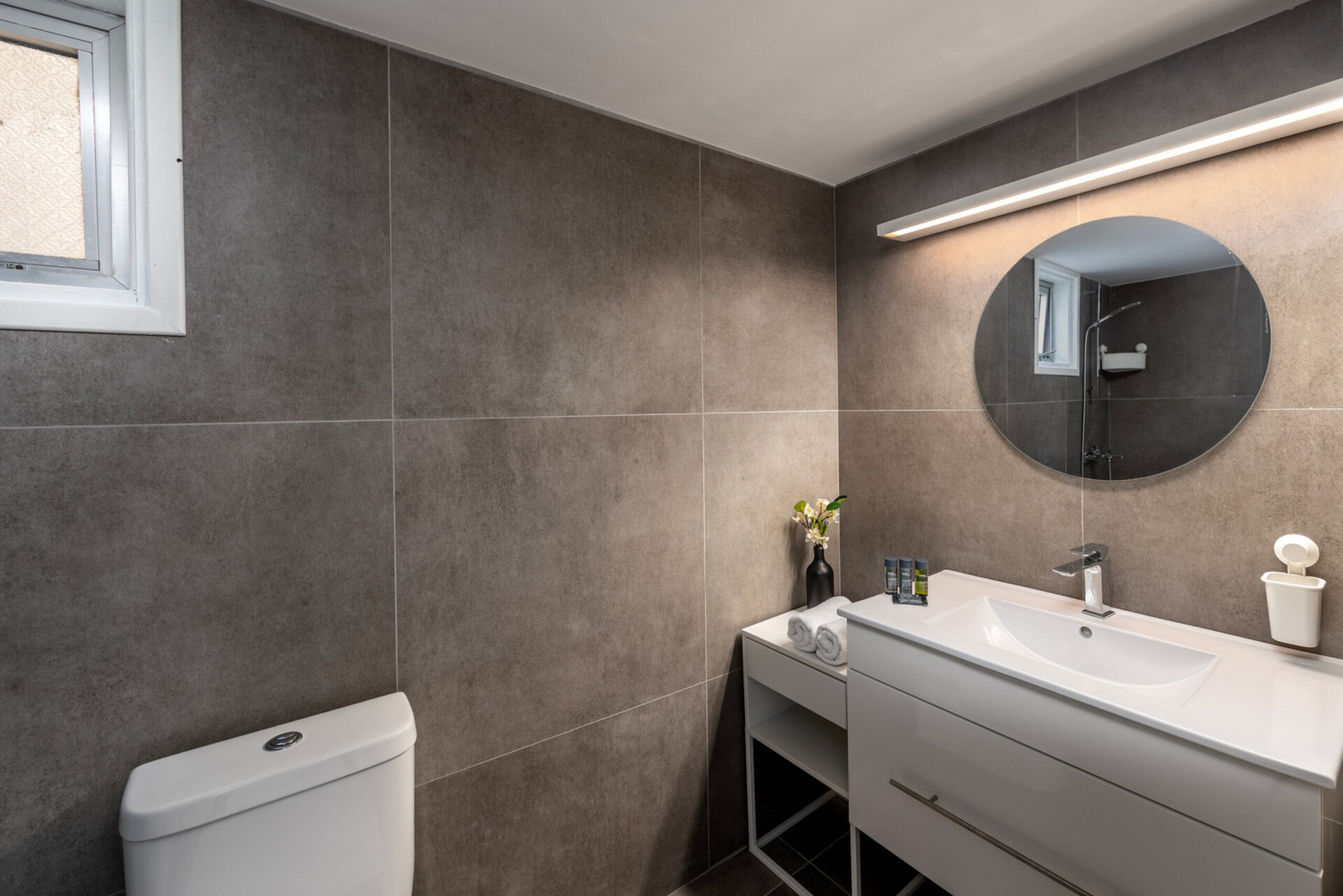 5 Star H2O Beachfront Suite – Elegant Coastal Living by the Sea