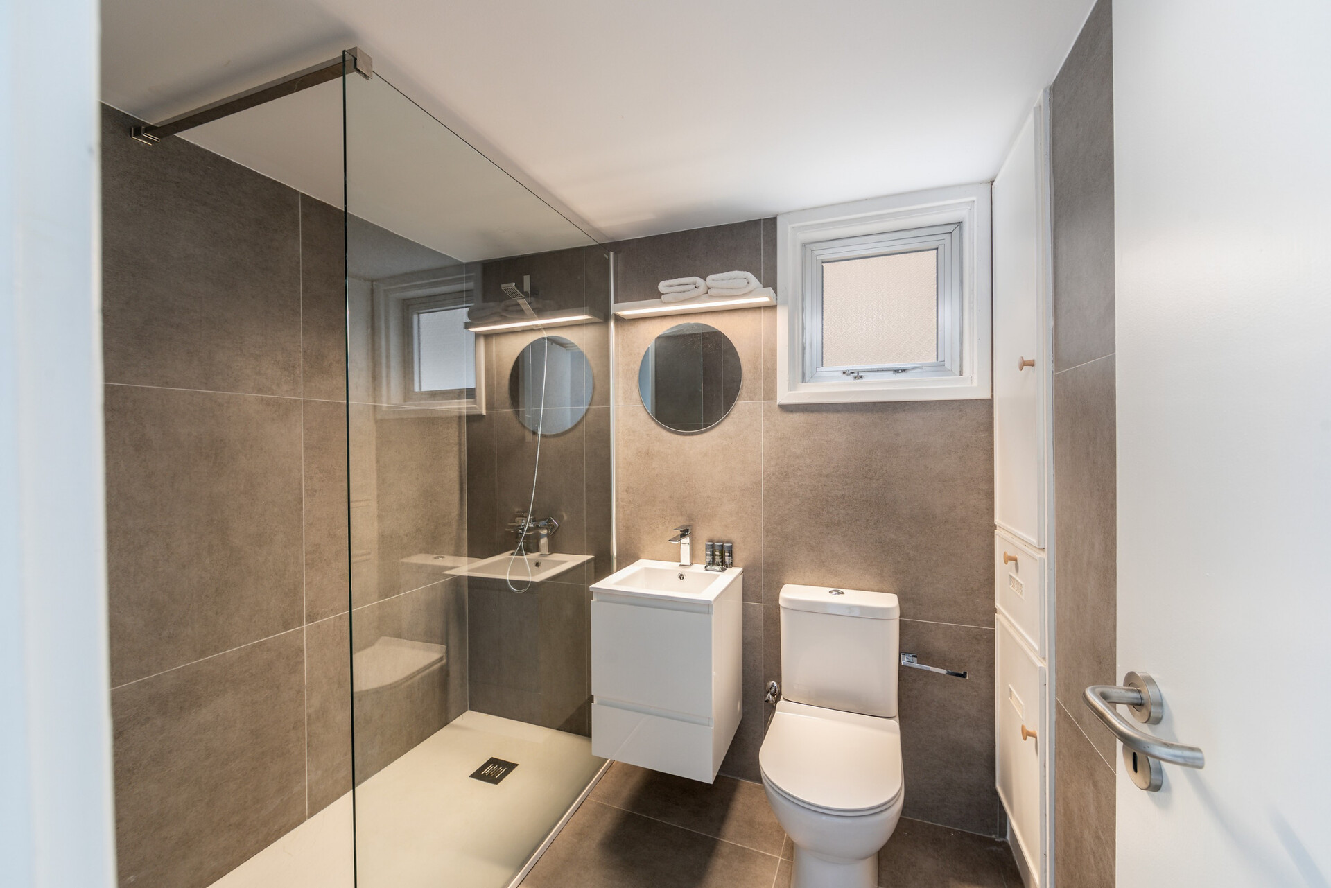 5 Star H2O Beachfront Suite – Elegant Coastal Living by the Sea