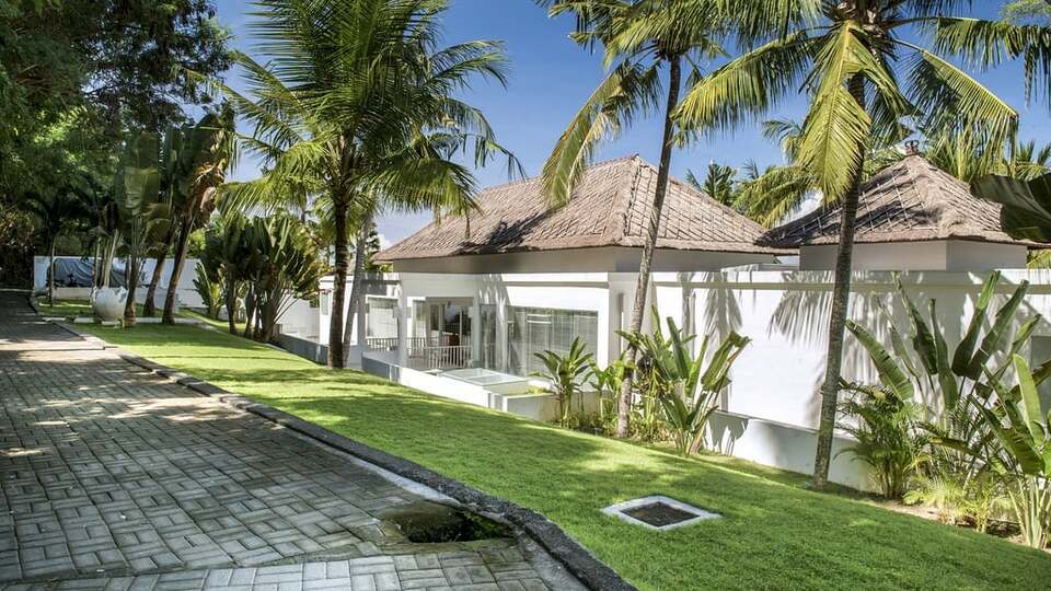 5 Star Villa Stella – Elegant Beachfront Serenity