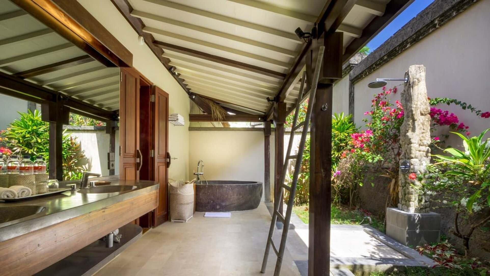 5 Star Akilea Estate – Tropical Grandeur Retreat