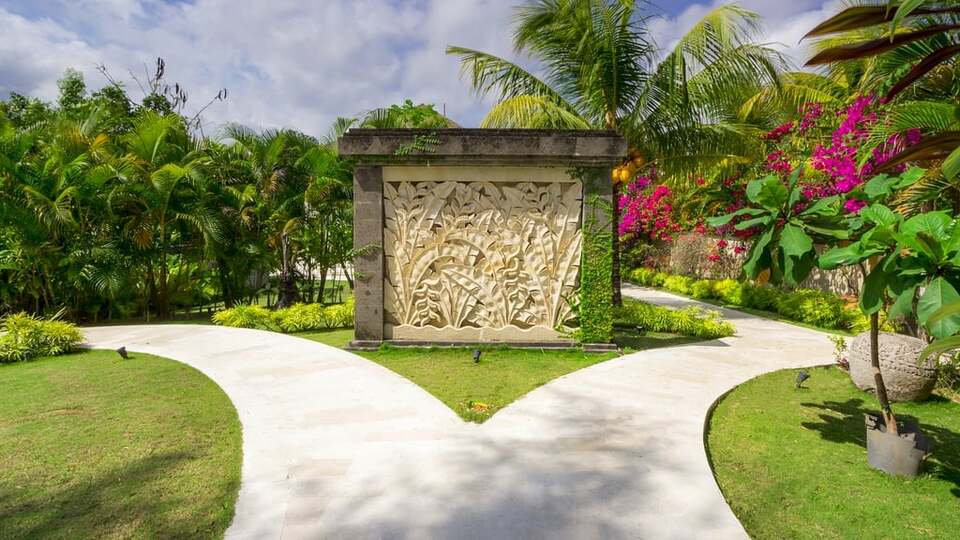 5 Star Akilea Estate – Tropical Grandeur Retreat