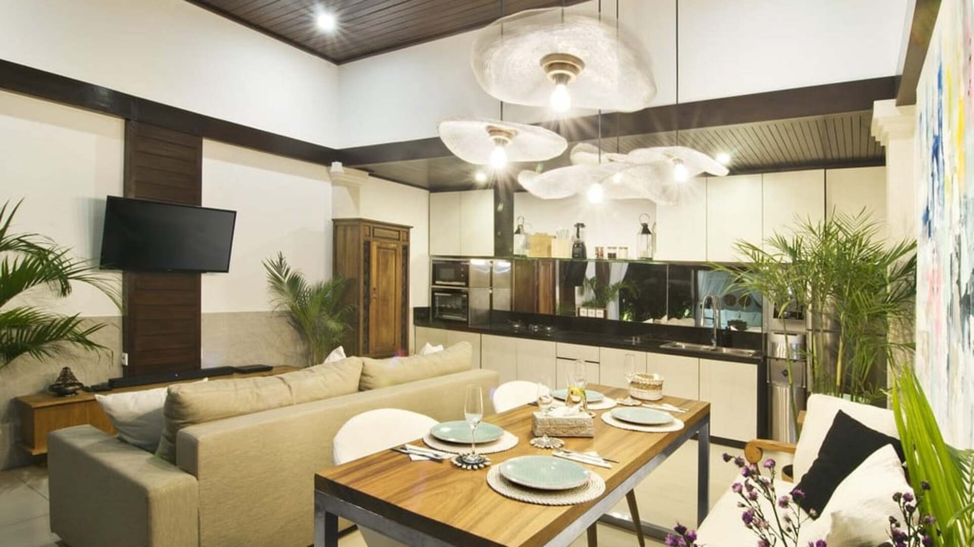 5 Star Minggu Villas – Tropical Group Escape