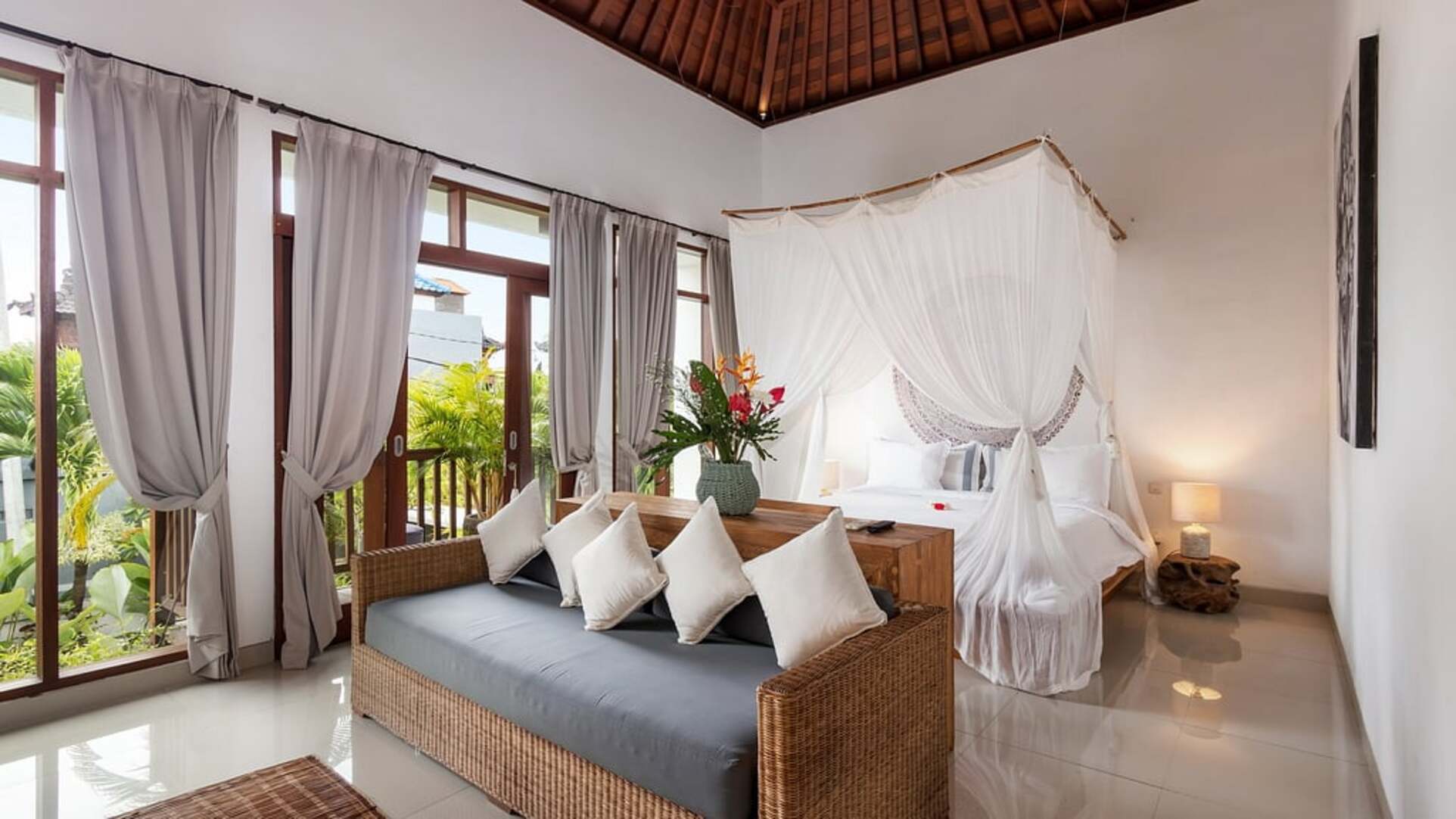 5 Star Minggu Villas – Tropical Group Escape