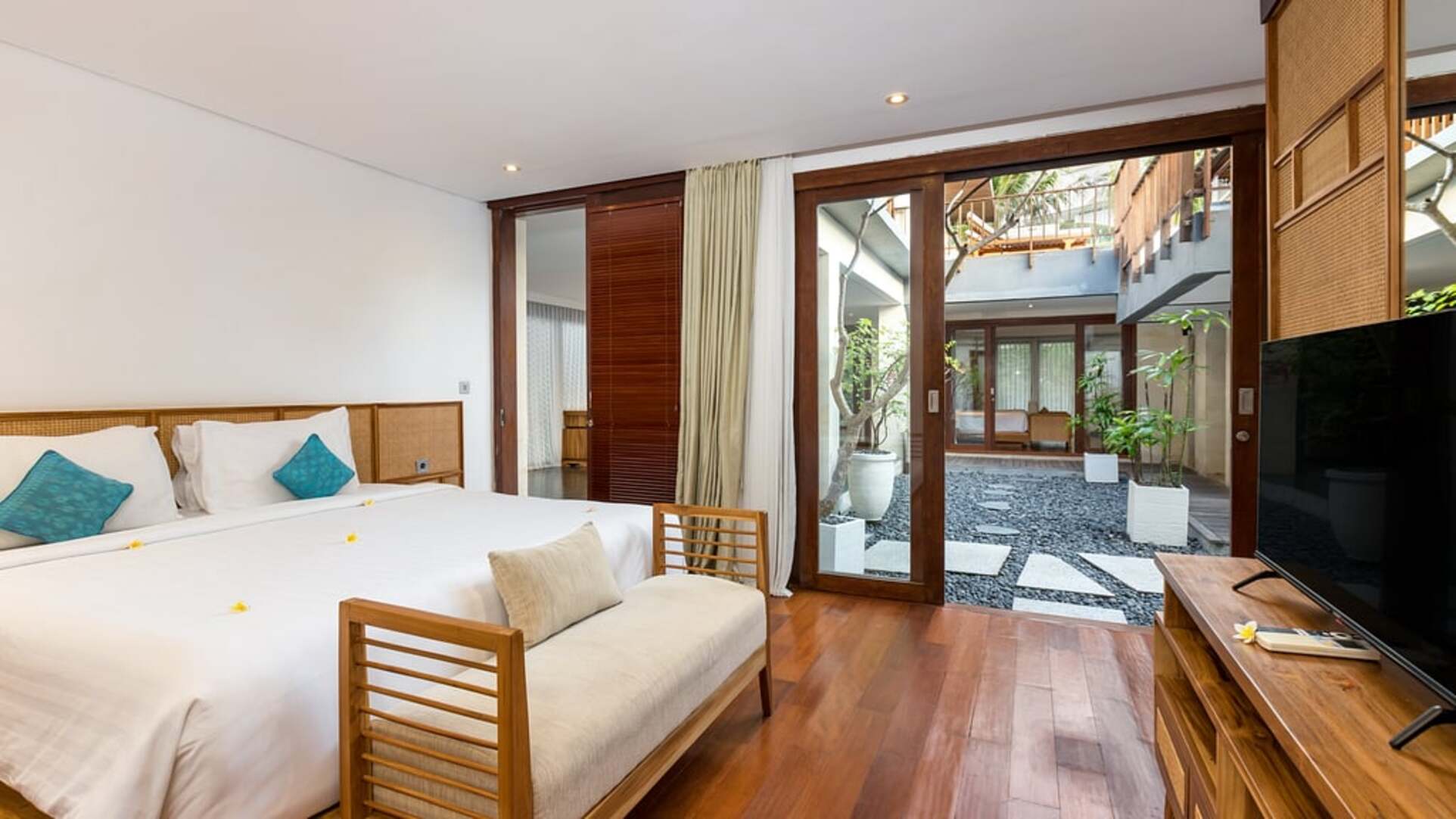 5 Star The Chand’s Three – Oceanfront Balinese Escape