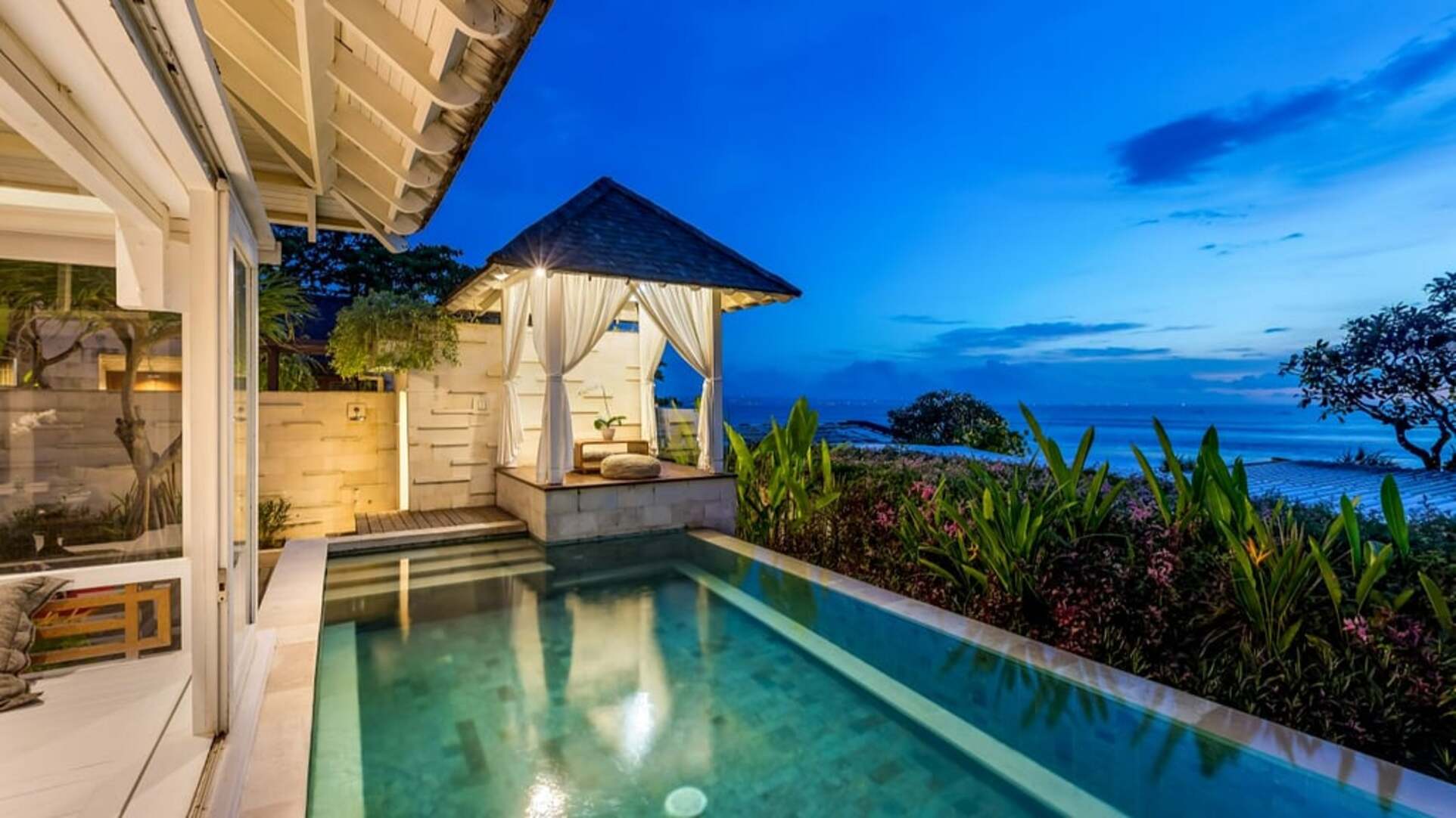 5 Star The Chand’s One – Romantic Beachfront Haven