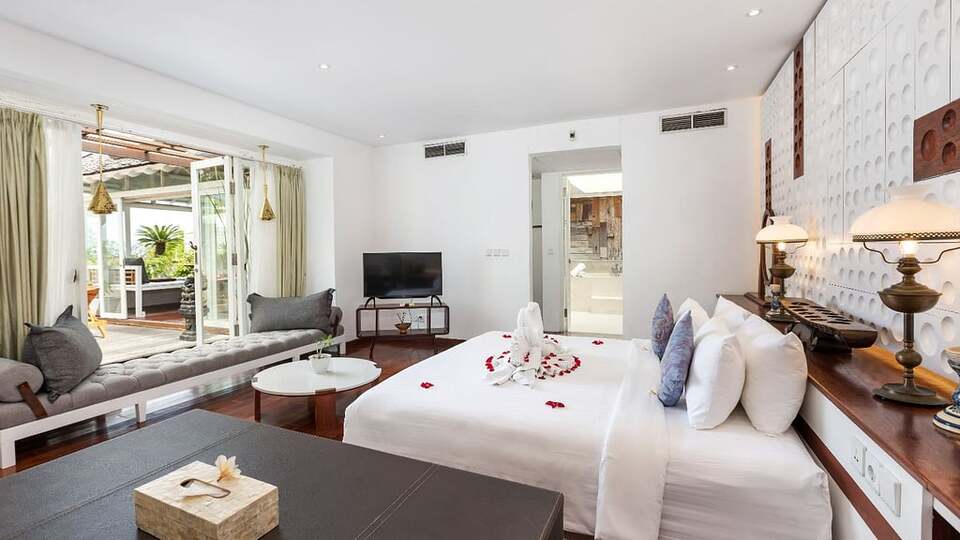 5 Star The Chand’s One – Romantic Beachfront Haven