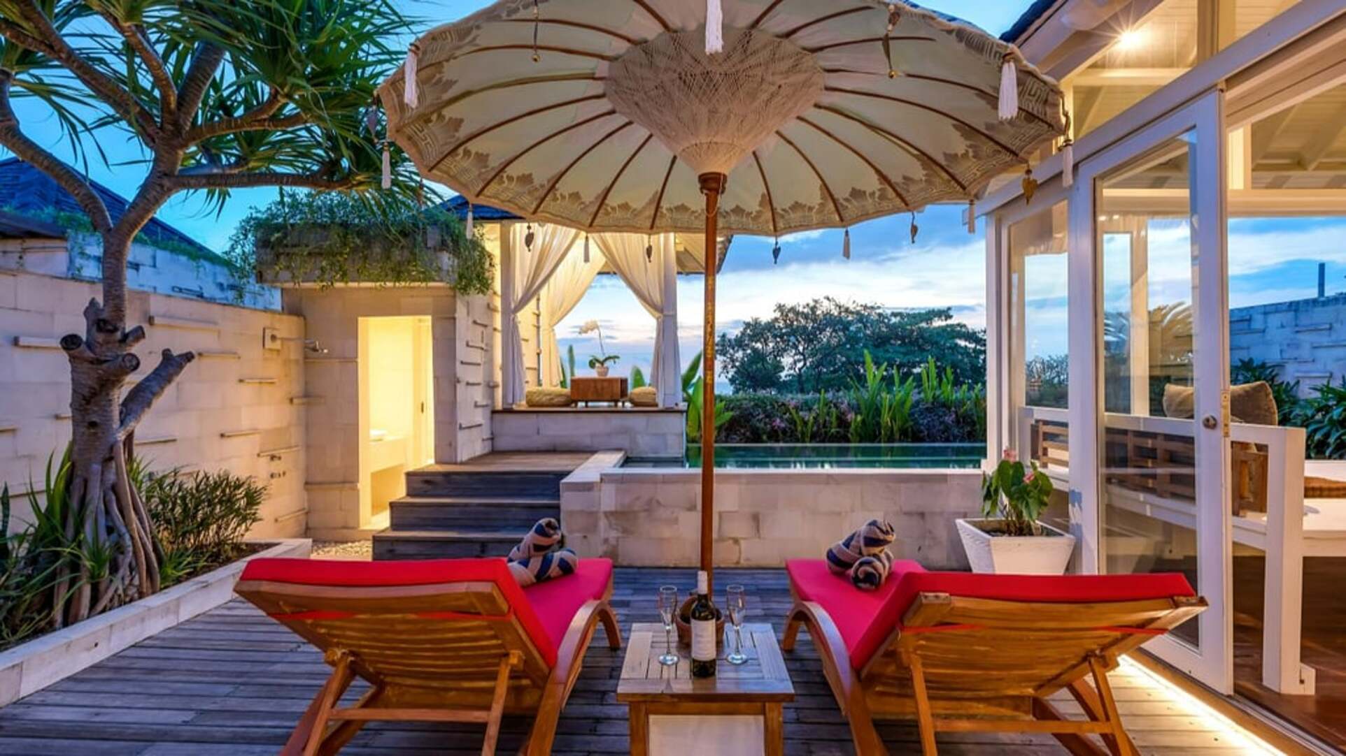 5 Star The Chand’s One – Romantic Beachfront Haven