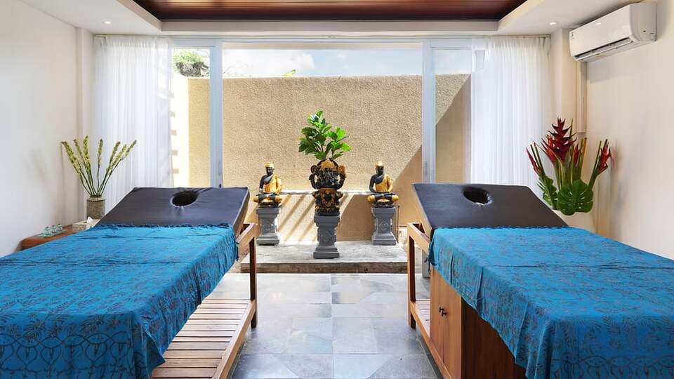 5 Star The Chand’s One – Romantic Beachfront Haven