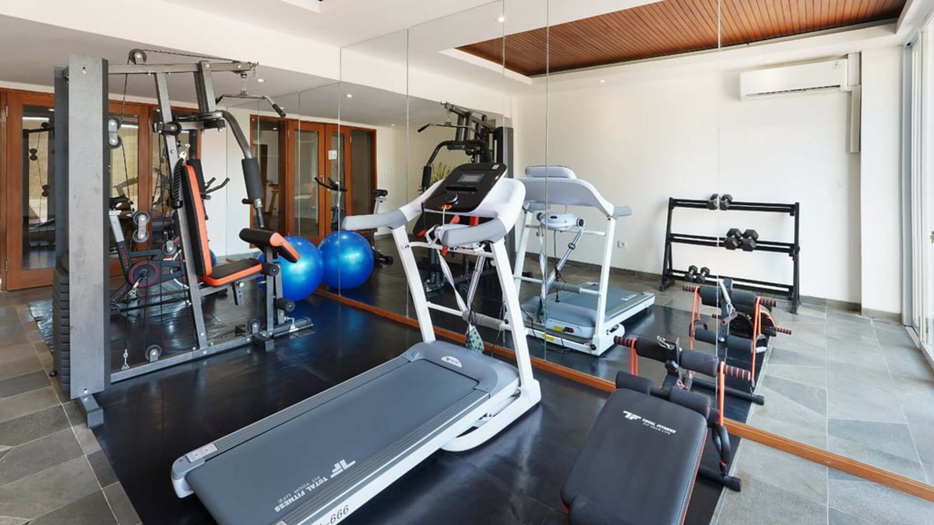 5 Star The Chand’s One – Romantic Beachfront Haven