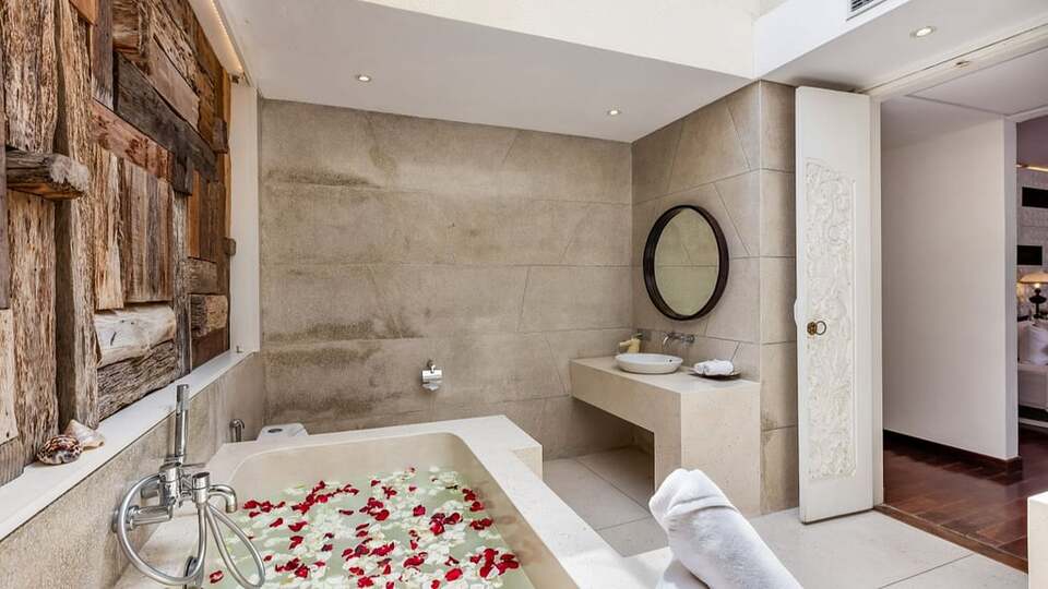 5 Star The Chand’s One – Romantic Beachfront Haven