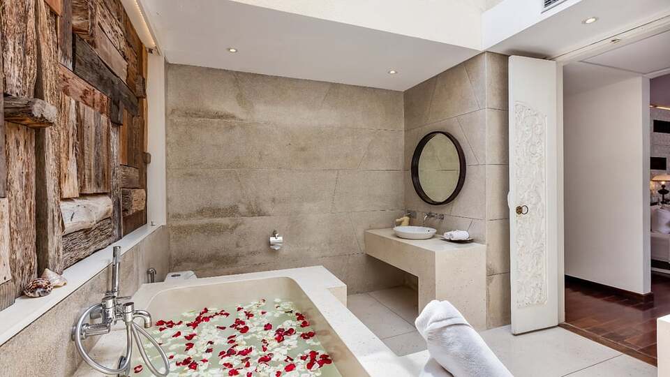 5 Star The Chand’s One – Sunset Beachfront Retreat