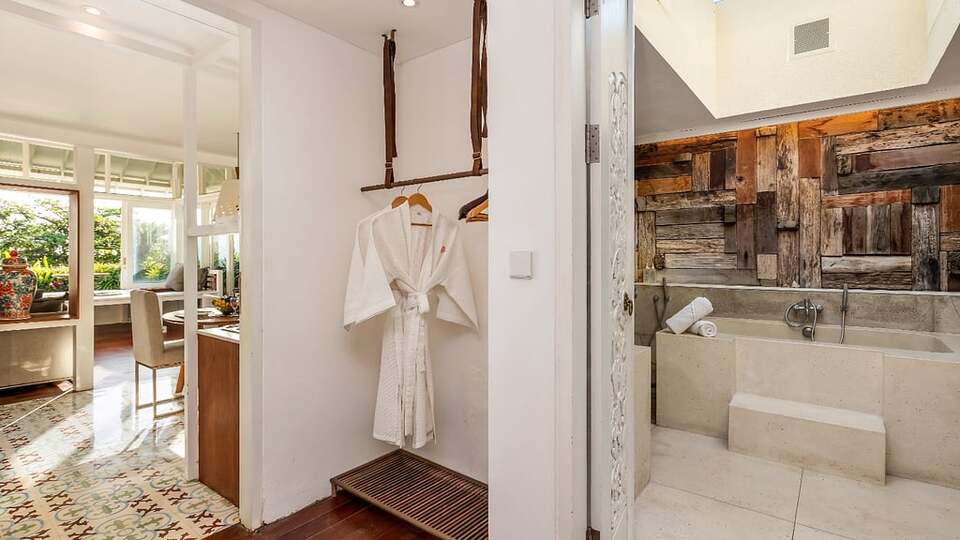 5 Star The Chand’s One – Sunset Beachfront Retreat