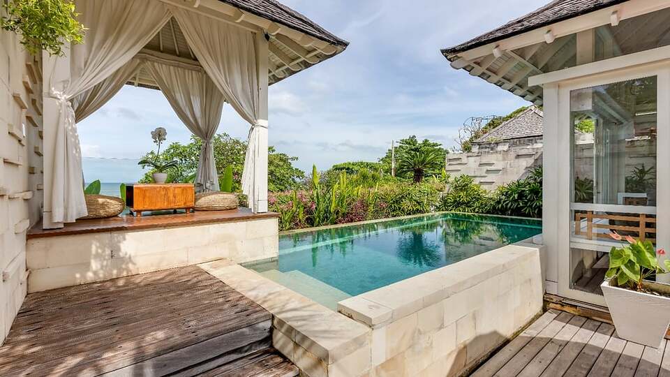 5 Star The Chand’s One – Sunset Beachfront Retreat
