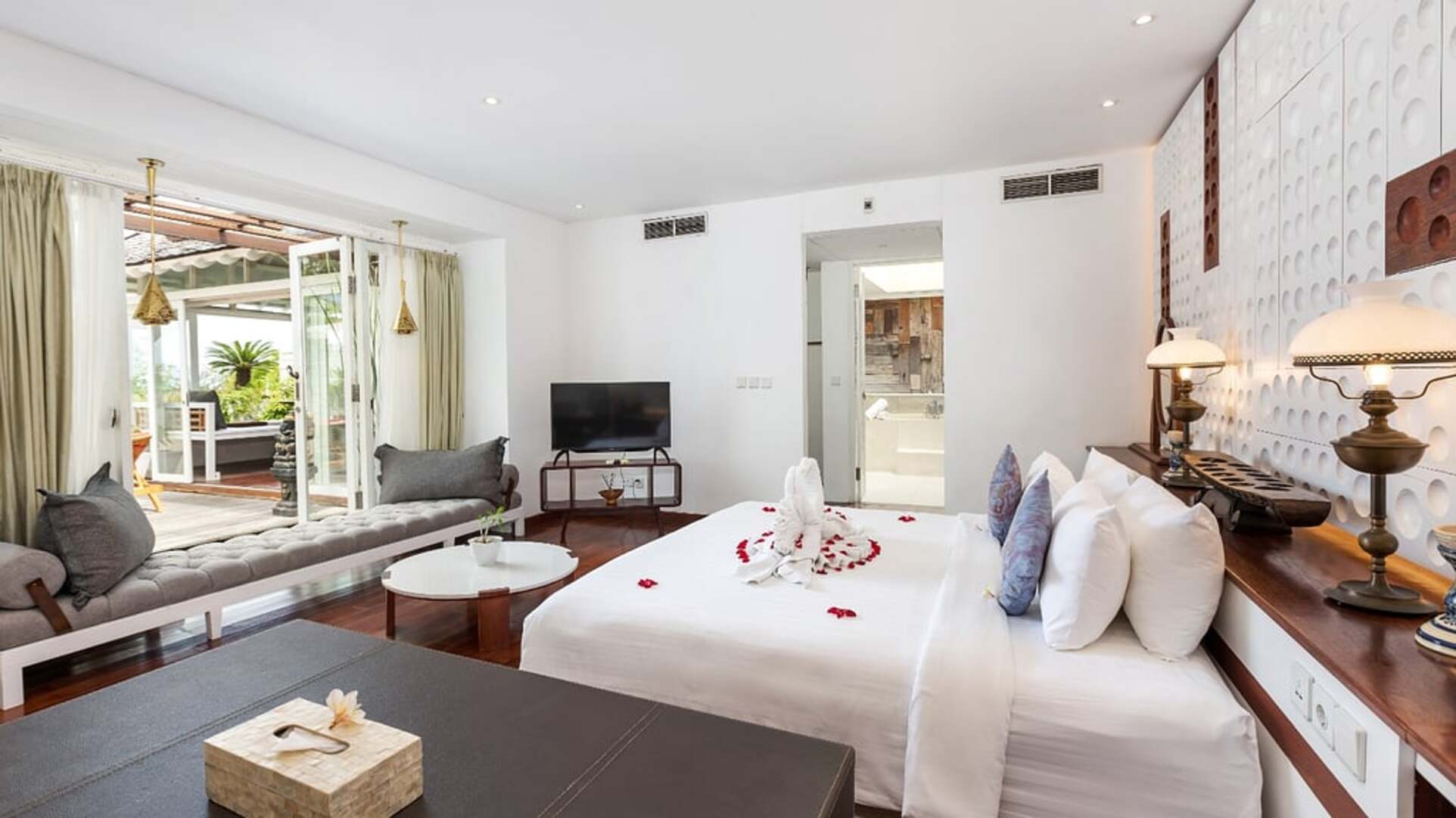 5 Star The Chand’s One – Sunset Beachfront Retreat