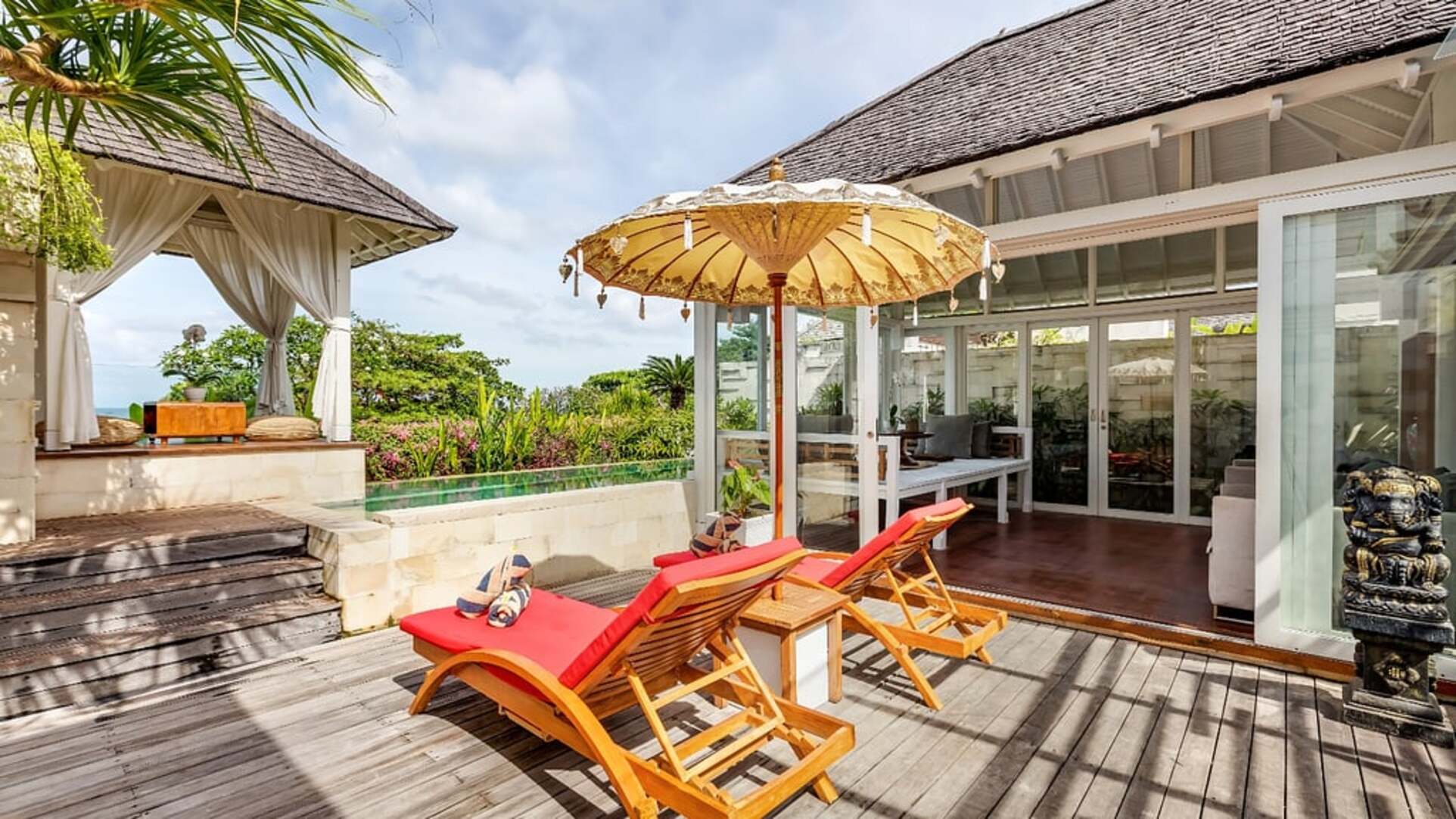5 Star The Chand’s One – Sunset Beachfront Retreat
