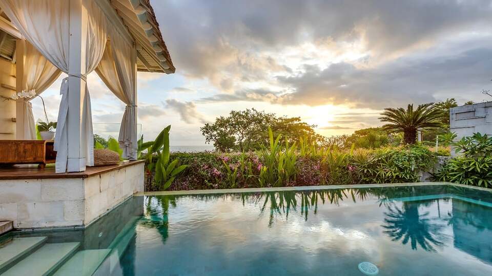5 Star The Chand’s One – Sunset Beachfront Retreat
