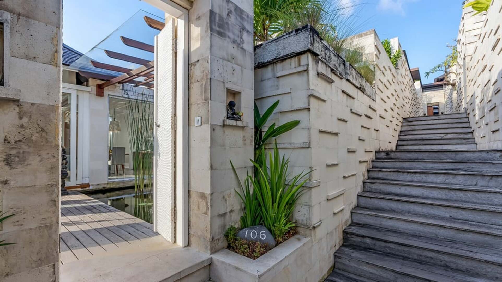 5 Star The Chand’s One – Sunset Beachfront Retreat
