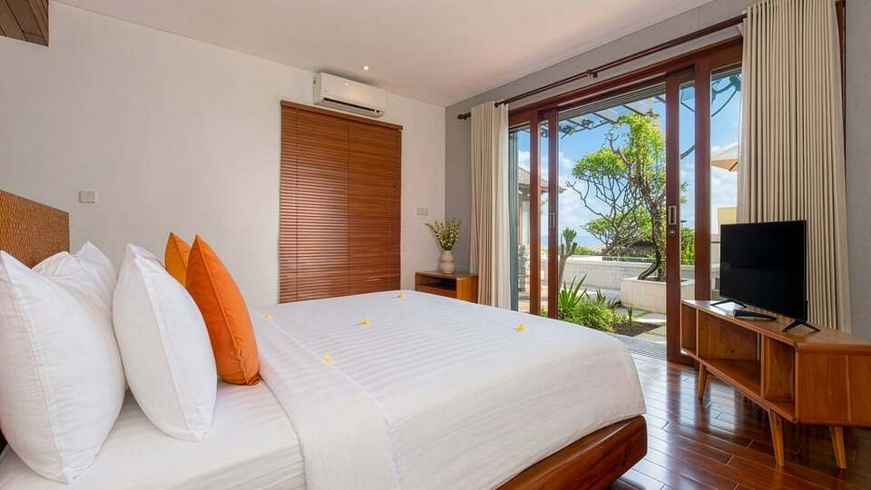 5 Star The Chand’s Two – Beachfront Serenity Escape