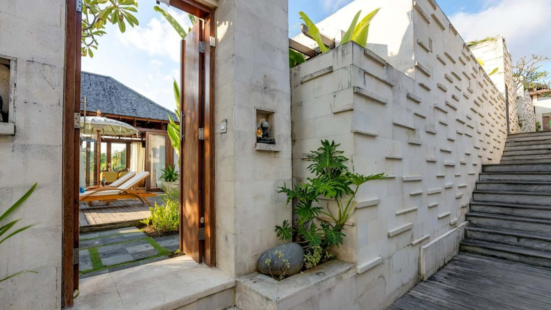 5 Star The Chand’s Two – Beachfront Serenity Escape