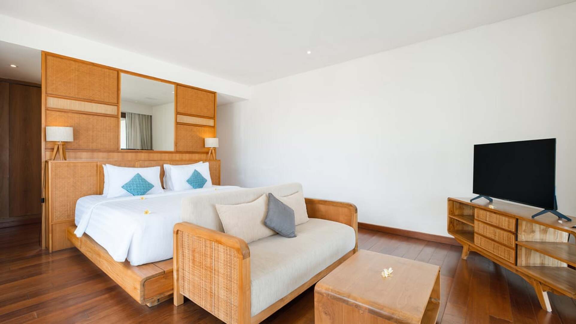 5 Star The Chand’s Three – Elevated Beachfront Escape