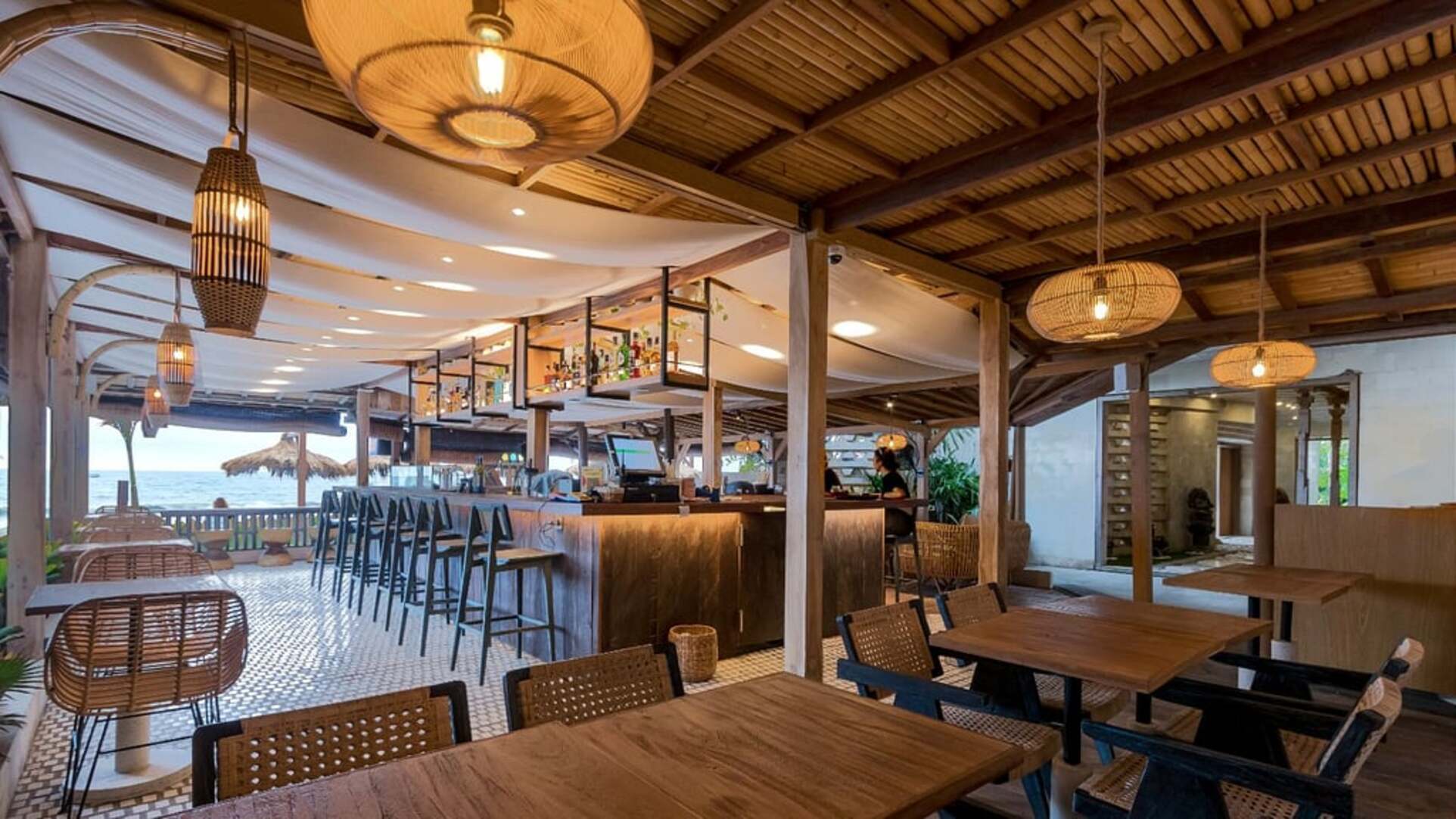 5 Star The Chand’s Three – Elevated Beachfront Escape