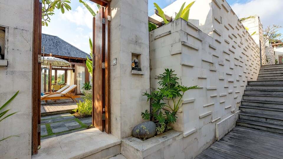 5 Star The Chand’s Two – Tropical Beachfront Haven