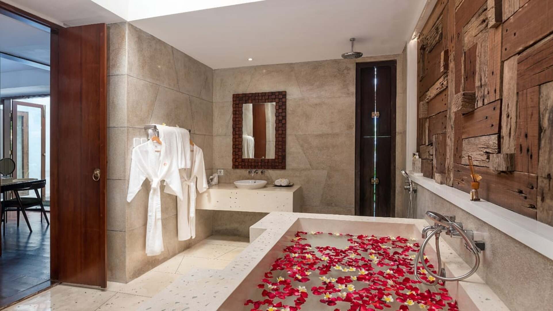 5 Star The Chand’s Two – Tropical Beachfront Haven