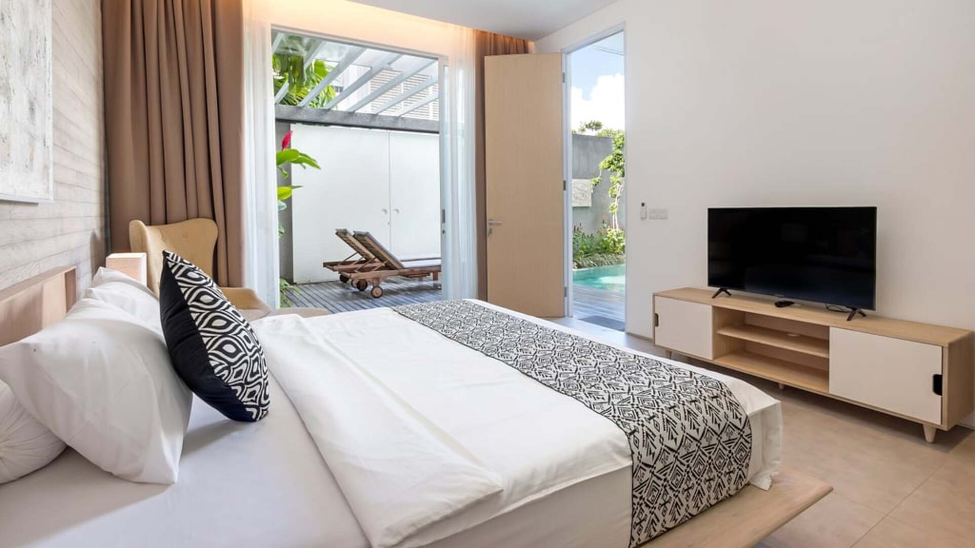 5 Star Swan Villa 1 – Tropical Seminyak Escape