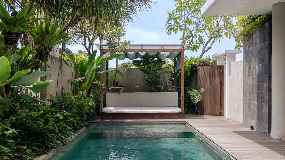 5 Star Swan Villa R – Boho Garden Escape