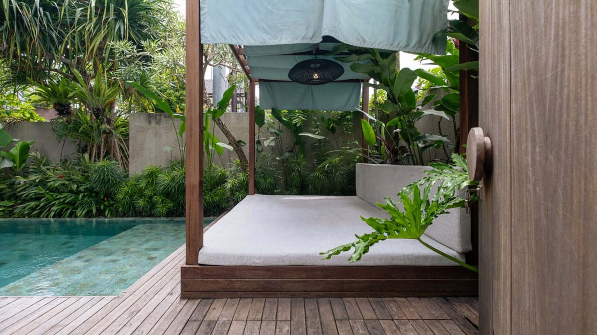 5 Star Swan Villa R – Boho Garden Escape