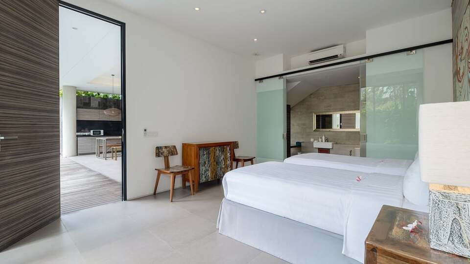 5 Star Swan Villa R – Boho Garden Escape