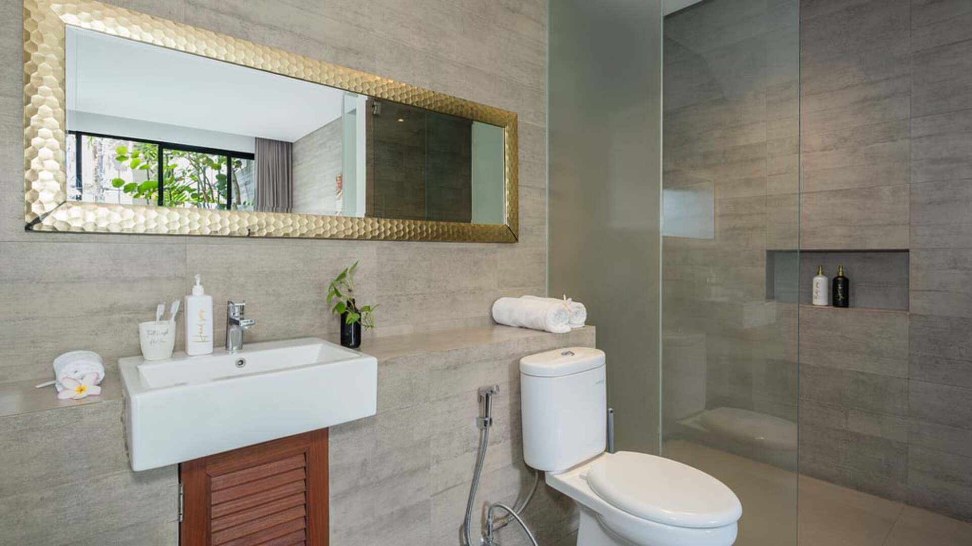 5 Star Swan Villa R – Boho Garden Escape