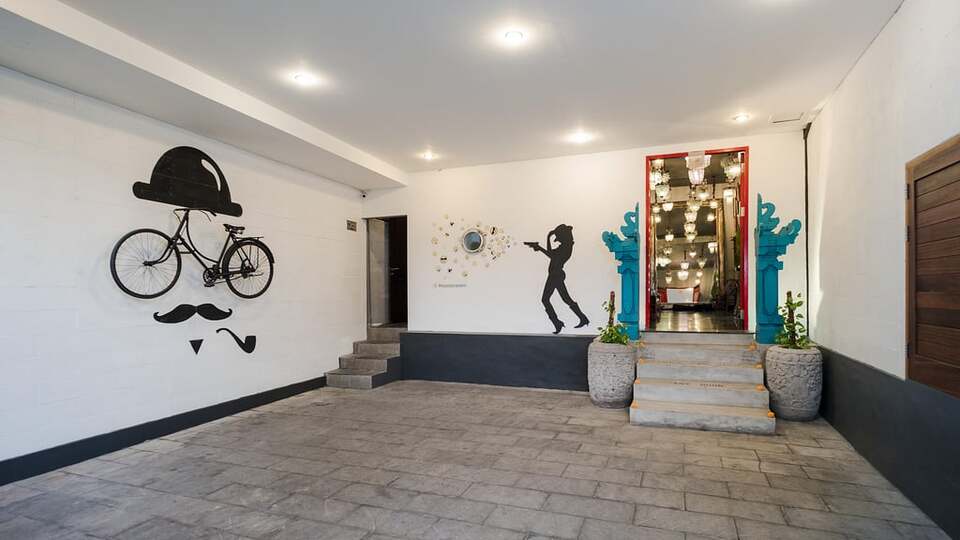 5 Star NicoNico Mansion – Eclectic Seminyak Mansion