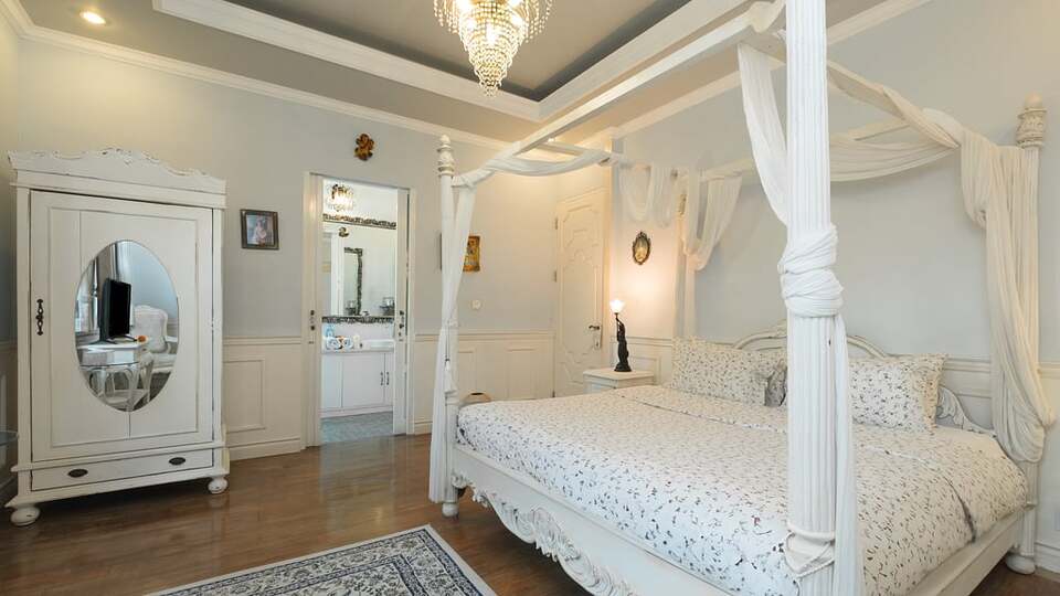 5 Star NicoNico Mansion – Eclectic Seminyak Mansion