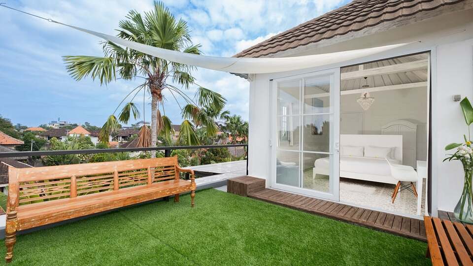 5 Star NicoNico Mansion – Eclectic Seminyak Mansion