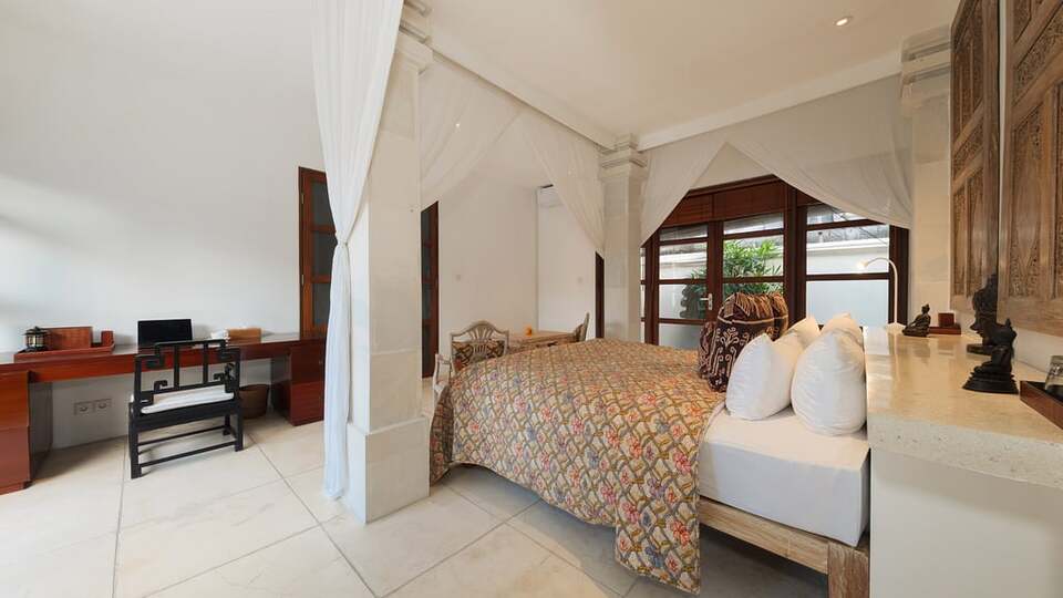 5 Star Villa V Seminyak - Balinese Tropical Charm
