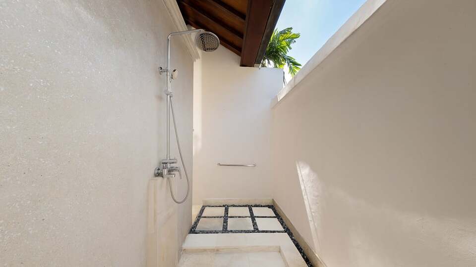 5 Star Villa V Seminyak - Balinese Tropical Charm