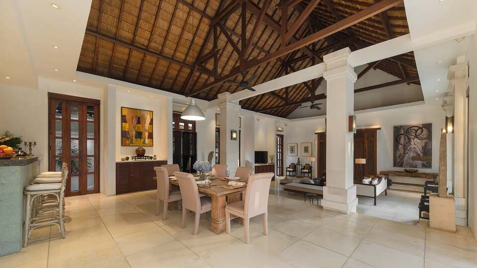5 Star Villa V Seminyak - Balinese Tropical Charm