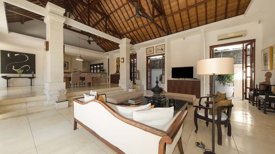 5 Star Villa V Seminyak - Balinese Tropical Charm
