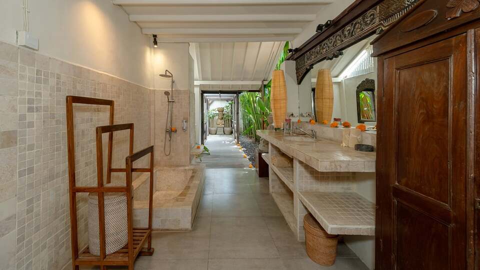 5 Star Villa Hangat – Tropical Balinese Sanctuary