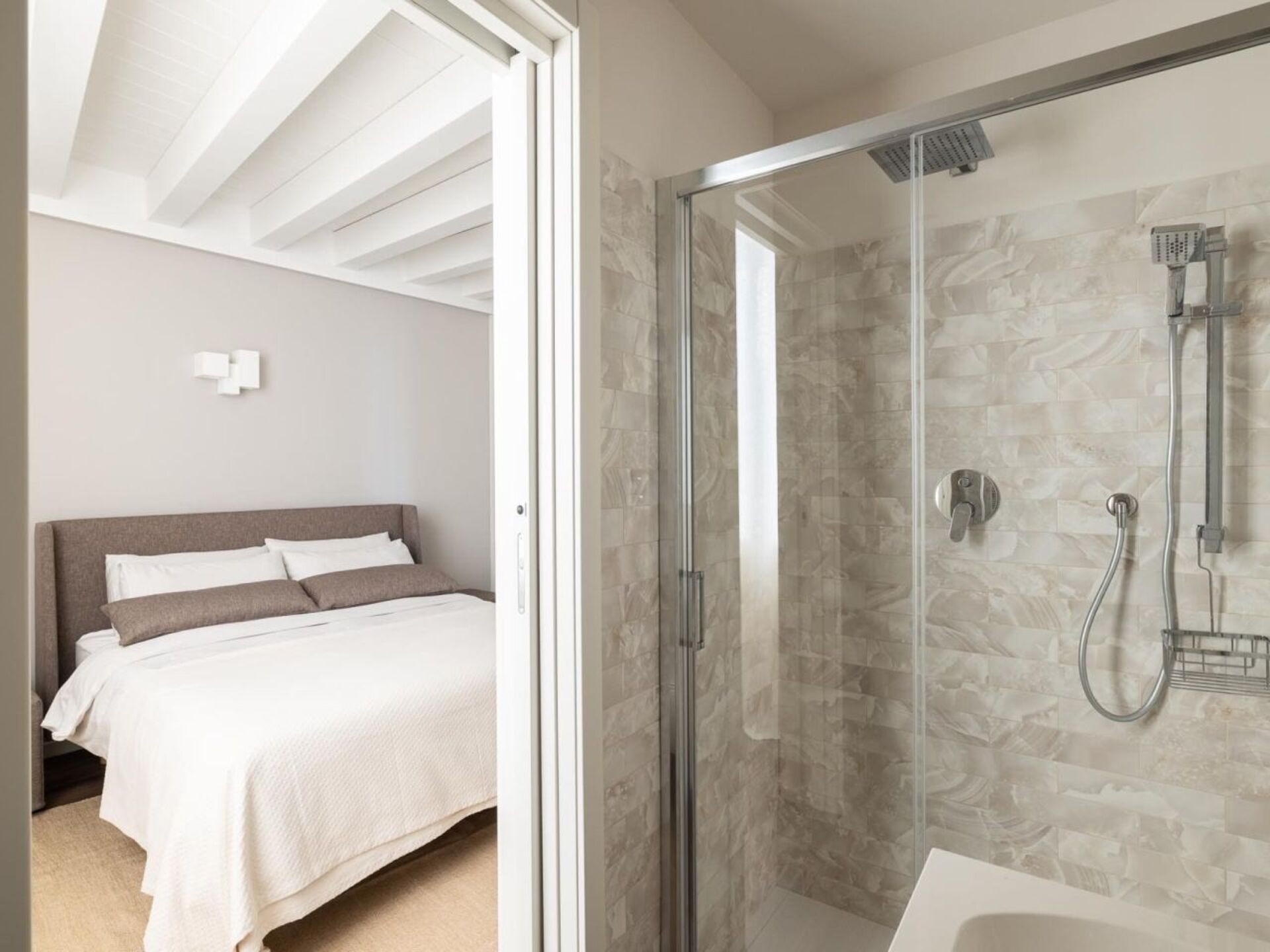 5 Star Vita B – Luxurious Lakefront Escape
