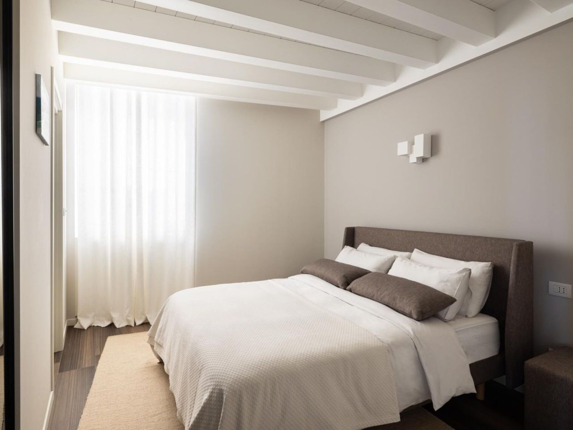 5 Star Vita B – Luxurious Lakefront Escape