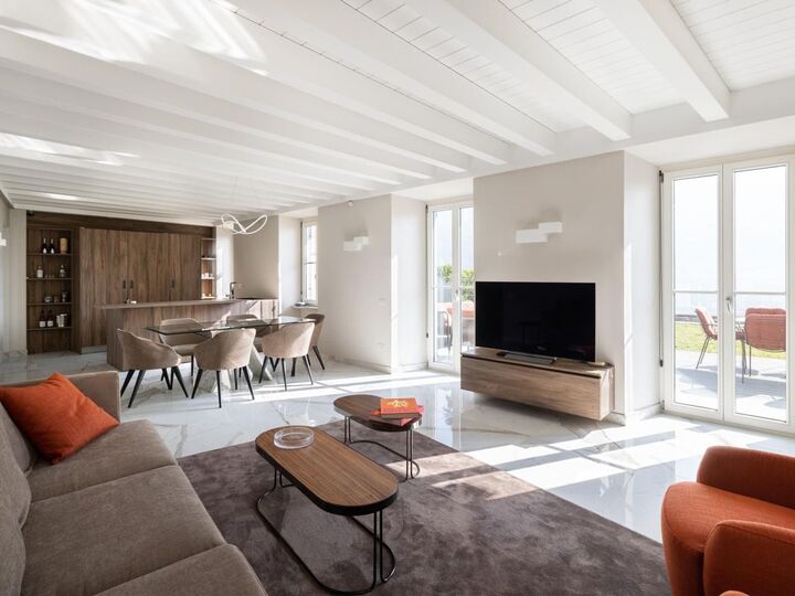 5 Star Vita B – Luxurious Lakefront Escape
