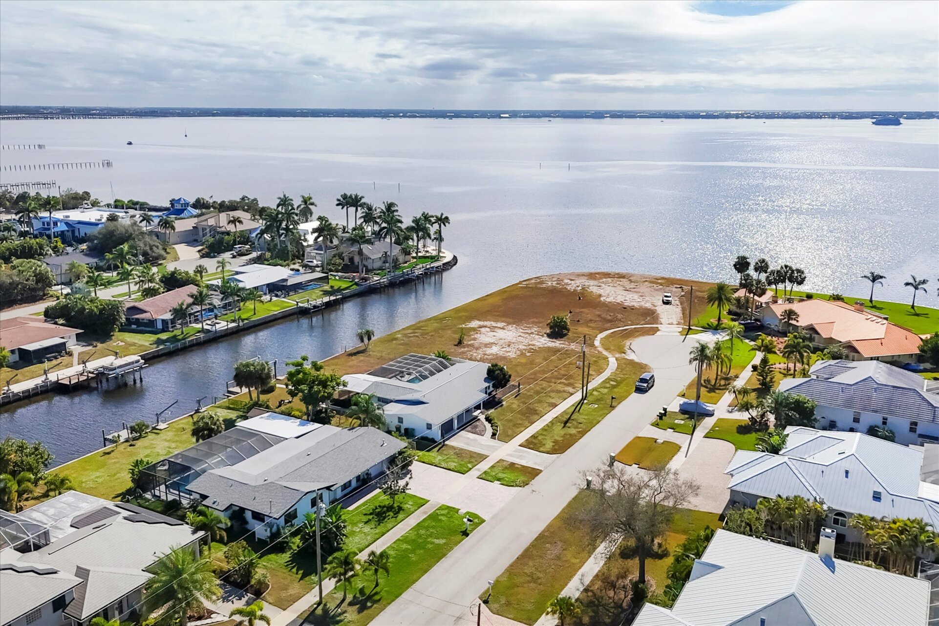 Beautiful 4/3 waterfront home with private pool on Peace River