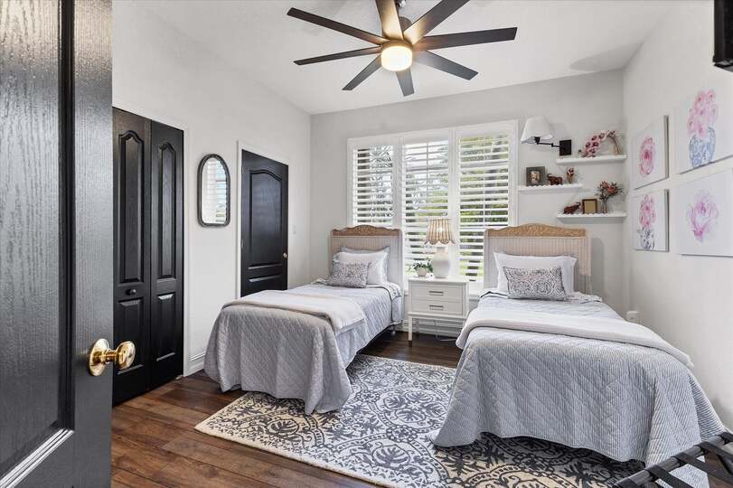 Guest bedroom with Two Twin Beds and 43-inch Smart TV