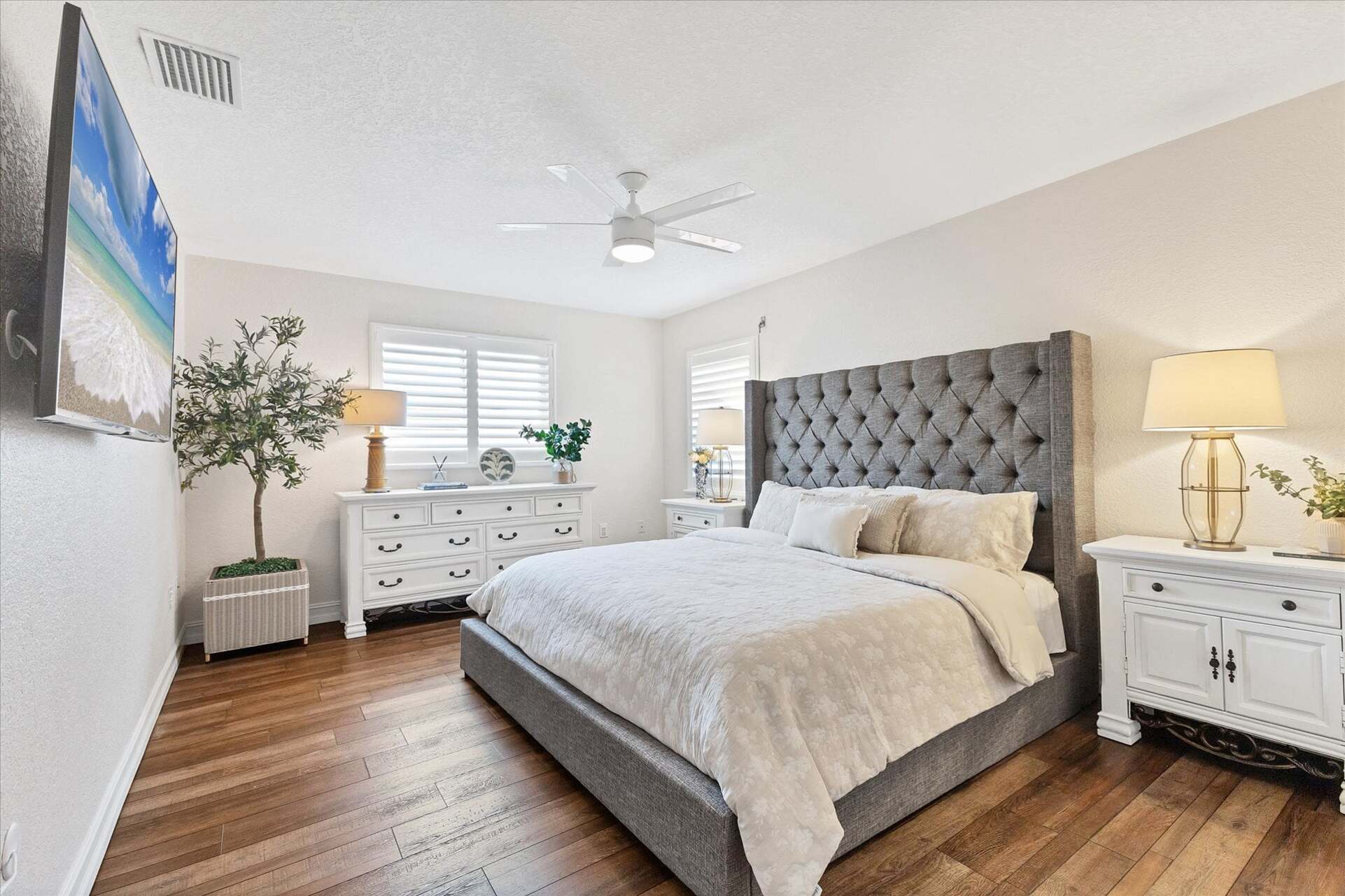 Upstairs Guest bedroom with King Bed and 55-inch Smart TV