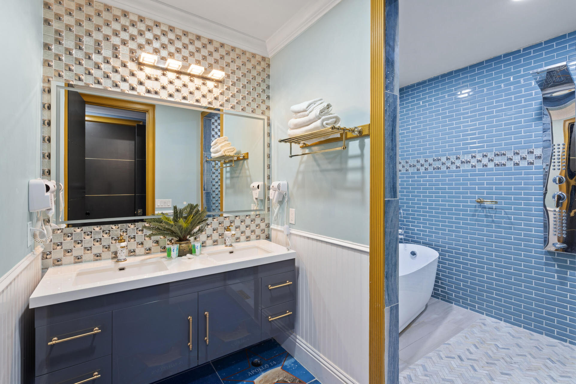 Batman Bathroom 20 Tub & Rain Shower
