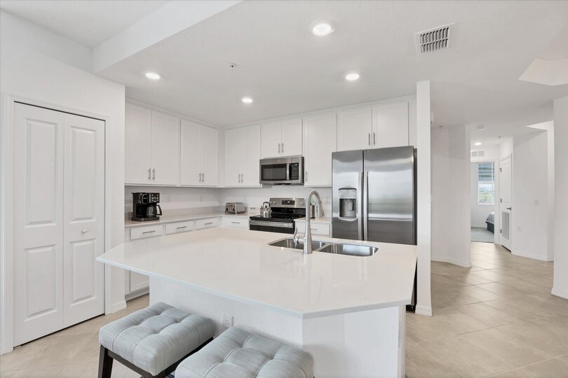 Bright, open, fully equipped kitchen