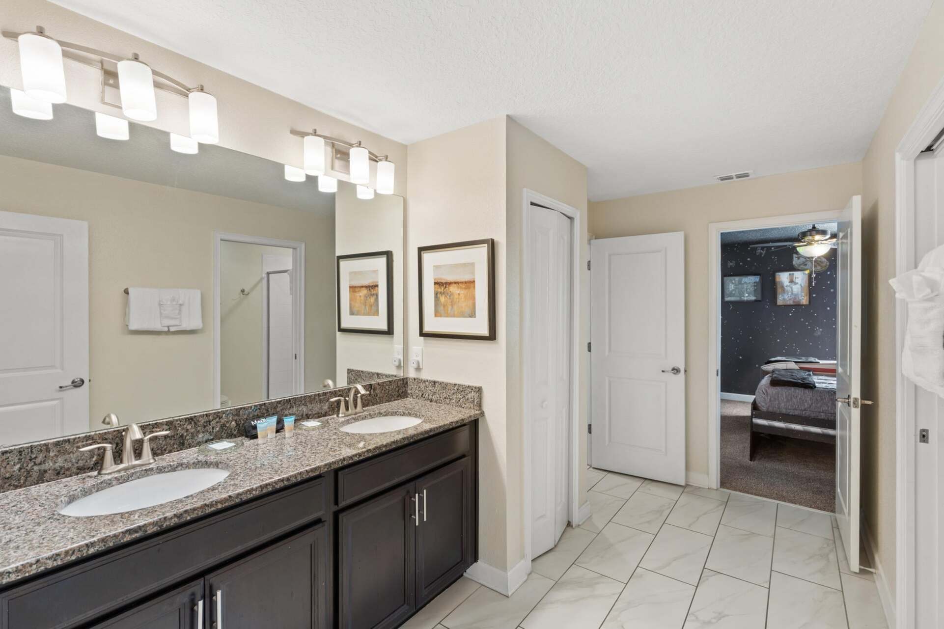 Jack N Jill Bathroom 4 Upstairs Shower (Beds 3 & 8)